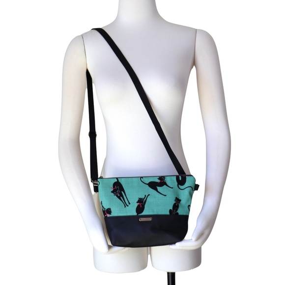 Small handcrafted lightweight zippered convertible handbag - Picture 5 of 5